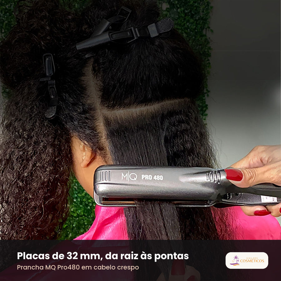 Prancha MQ Pro480 a alisar cabelo crespo, da raiz às pontas