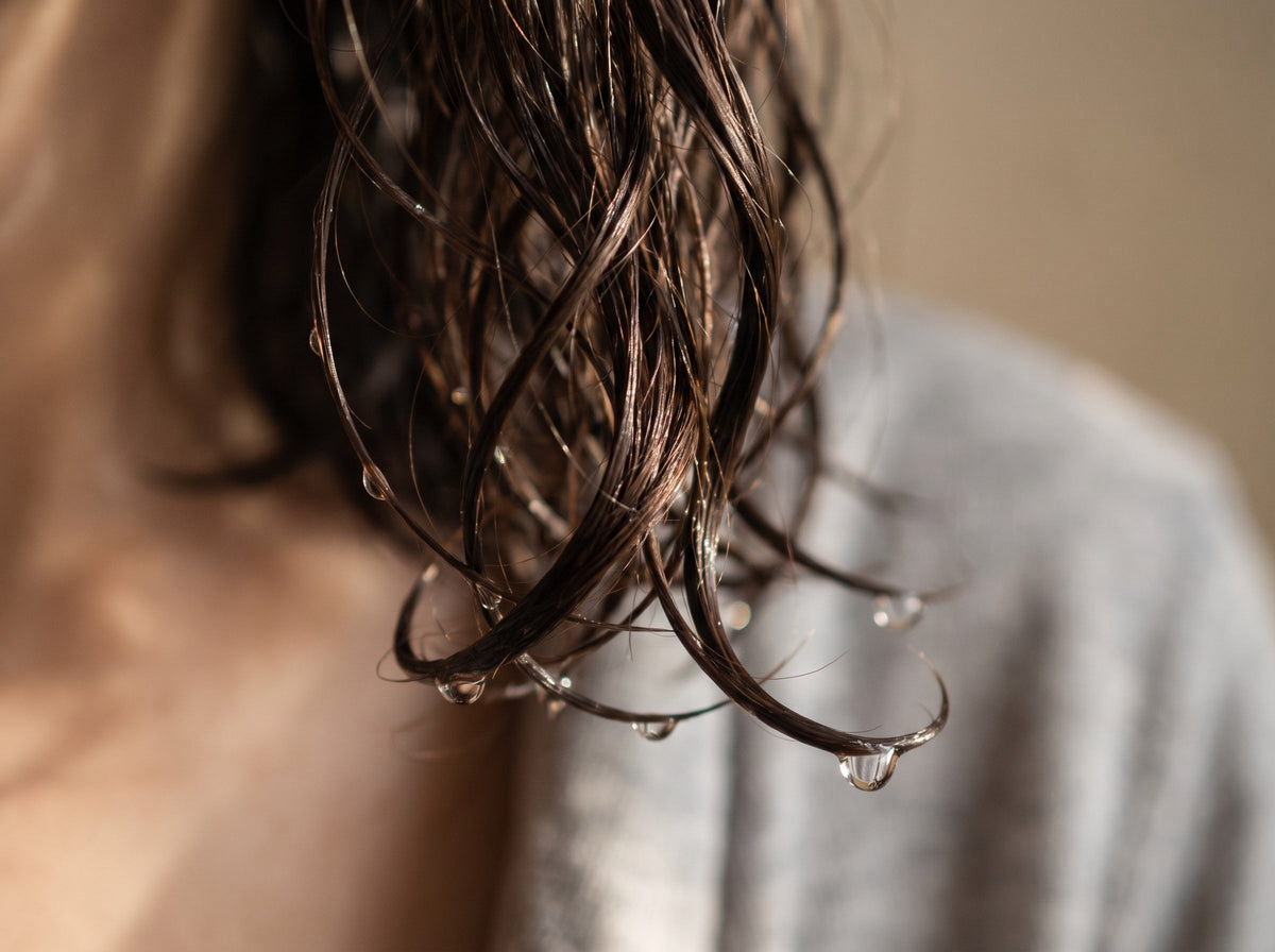 Cabelo molhado com gotas de água