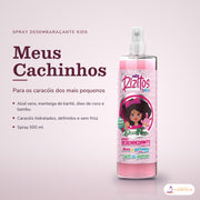 Spray Desembaraçante Meus Cachinhos Kids Dona Flora: frasco em fundo de estúdio, com o nome da linha e as notas