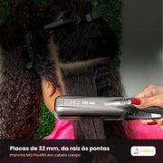 Prancha MQ Pro480 a alisar cabelo crespo, da raiz às pontas