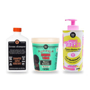 Pack Cachos Completo da Lola From Rio com o Shampoo Super Hidratante Dream de 250 ml, a Máscara Hidratante Meu Cacho Minha Vida de 450 g e o Butter Gel Modelador Plot Twist Guava de 480 g, de frente, sobre fundo branco.