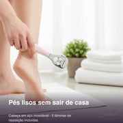 Removedor de calos em uso — pés lisos sem sair de casa